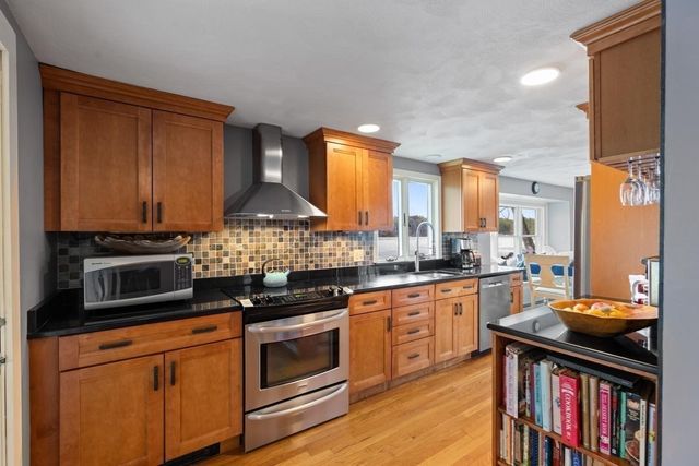 35 Lakeside Blvd, North Reading, MA 01864