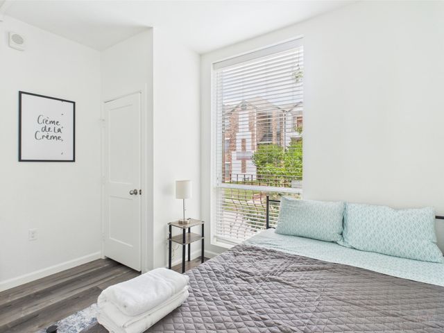 911 W 22nd ST 201, Austin, TX 78705