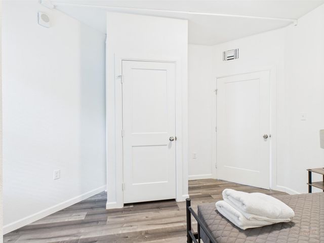 911 W 22nd ST 201, Austin, TX 78705