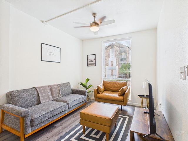 911 W 22nd ST 201, Austin, TX 78705