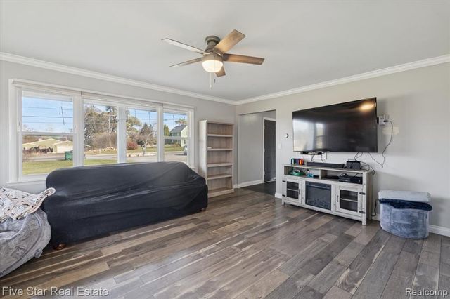 6024 E Holly Road, Holly, MI 48442