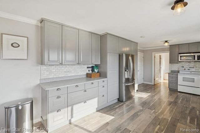 6024 E Holly Road, Holly, MI 48442