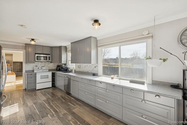 6024 E Holly Road, Holly, MI 48442