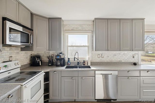 6024 E Holly Road, Holly, MI 48442