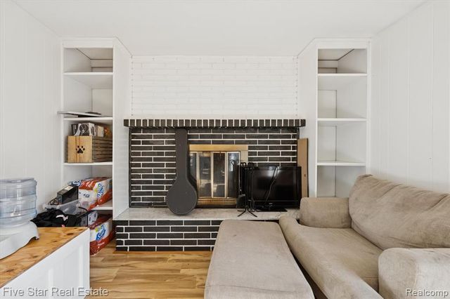 6024 E Holly Road, Holly, MI 48442