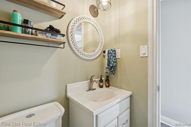 6024 E Holly Road, Holly, MI 48442