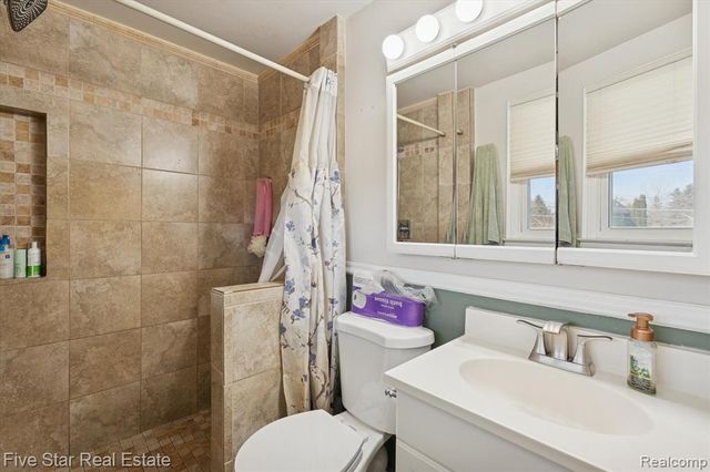 6024 E Holly Road, Holly, MI 48442