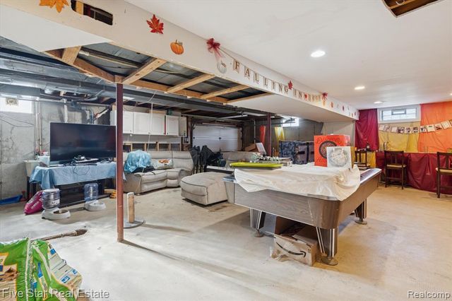 6024 E Holly Road, Holly, MI 48442