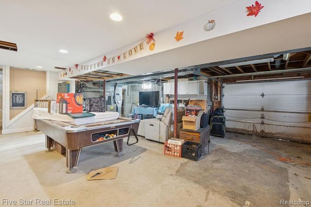 6024 E Holly Road, Holly, MI 48442