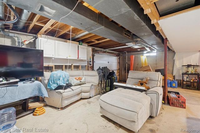 6024 E Holly Road, Holly, MI 48442