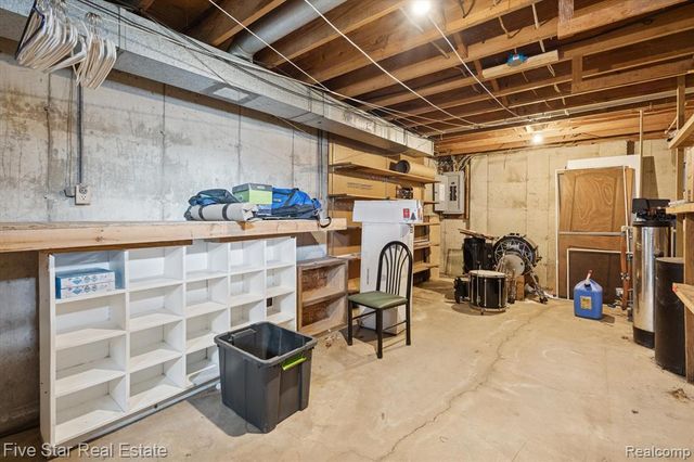 6024 E Holly Road, Holly, MI 48442