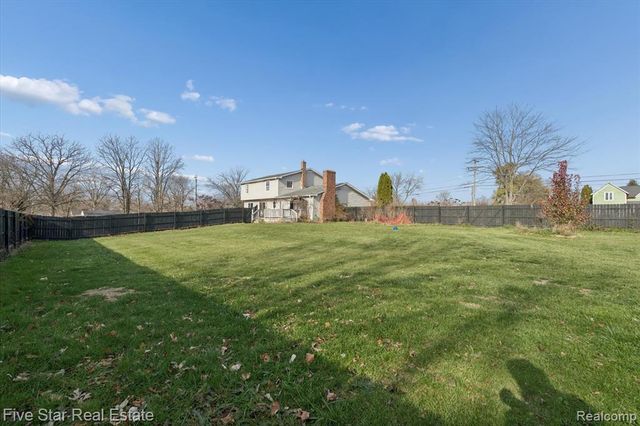 6024 E Holly Road, Holly, MI 48442