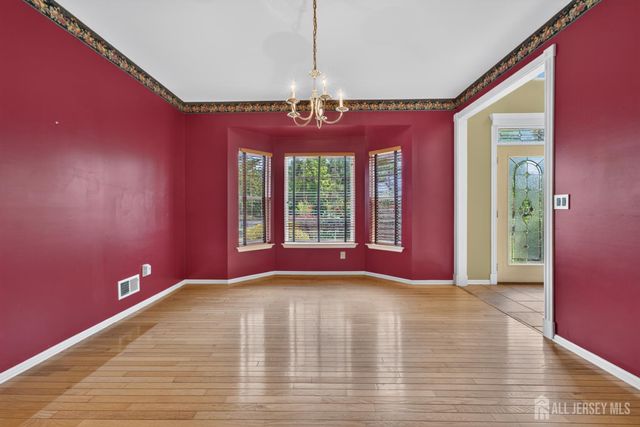 10 Whispering Pines Way, Piscataway, NJ 08854