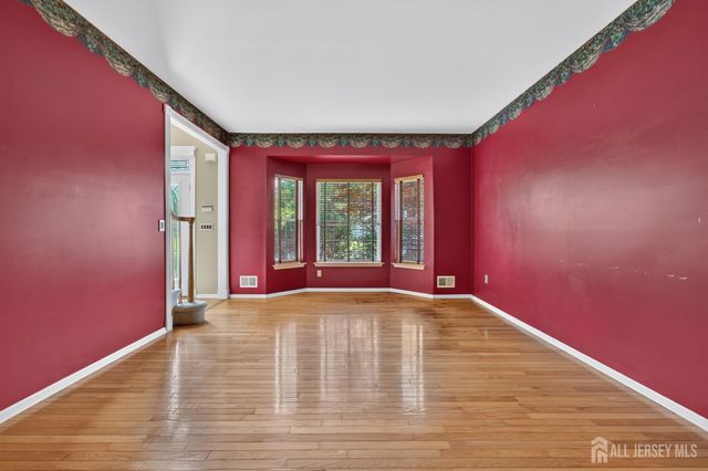 10 Whispering Pines Way, Piscataway, NJ 08854