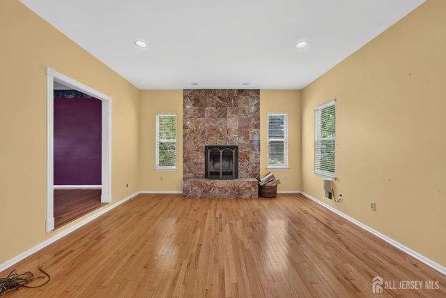 10 Whispering Pines Way, Piscataway, NJ 08854