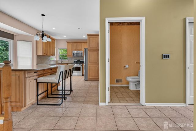10 Whispering Pines Way, Piscataway, NJ 08854