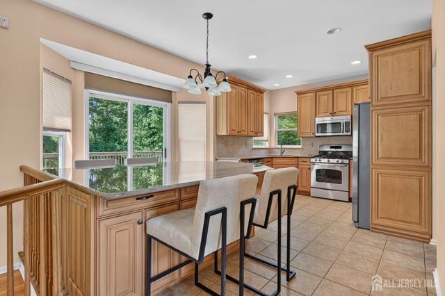 10 Whispering Pines Way, Piscataway, NJ 08854