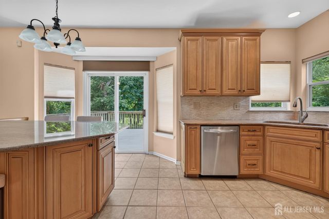 10 Whispering Pines Way, Piscataway, NJ 08854