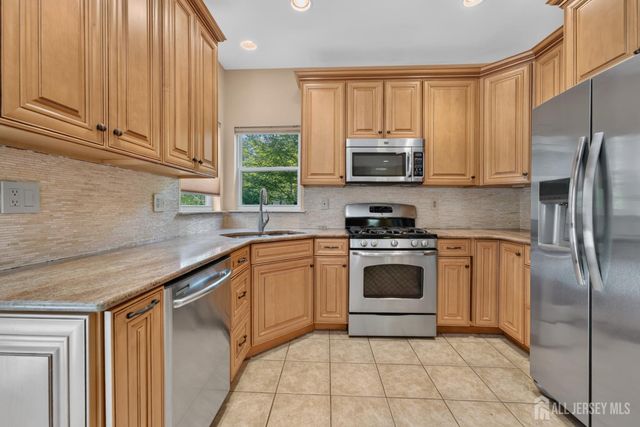 10 Whispering Pines Way, Piscataway, NJ 08854