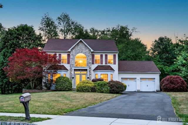 10 Whispering Pines Way, Piscataway, NJ 08854