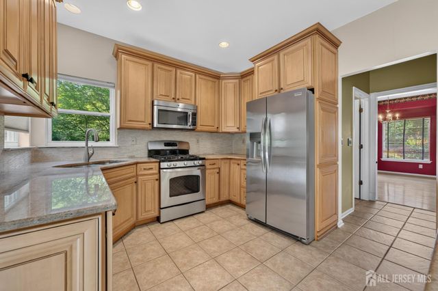 10 Whispering Pines Way, Piscataway, NJ 08854