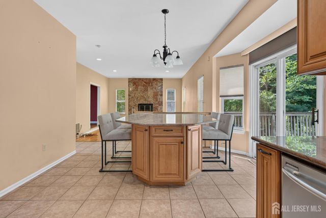 10 Whispering Pines Way, Piscataway, NJ 08854