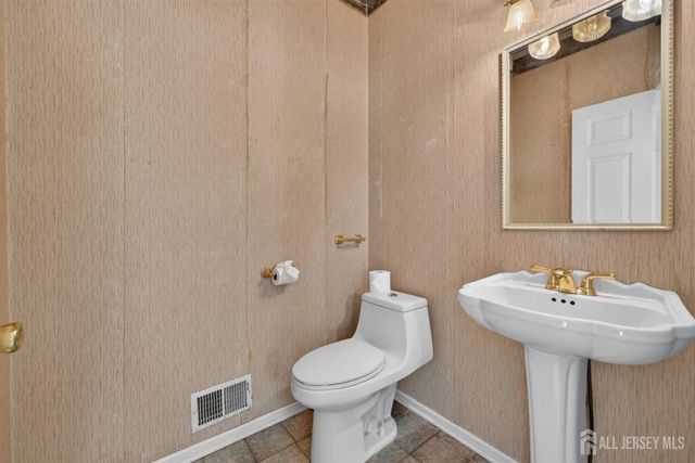 10 Whispering Pines Way, Piscataway, NJ 08854