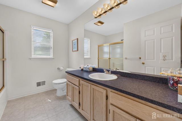 10 Whispering Pines Way, Piscataway, NJ 08854