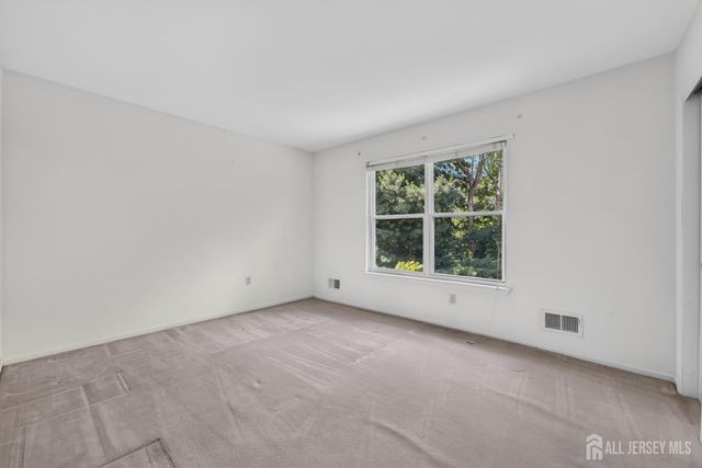 10 Whispering Pines Way, Piscataway, NJ 08854