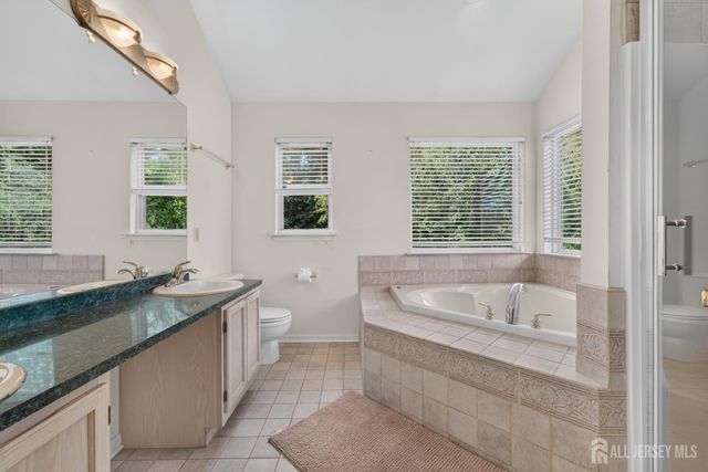 10 Whispering Pines Way, Piscataway, NJ 08854