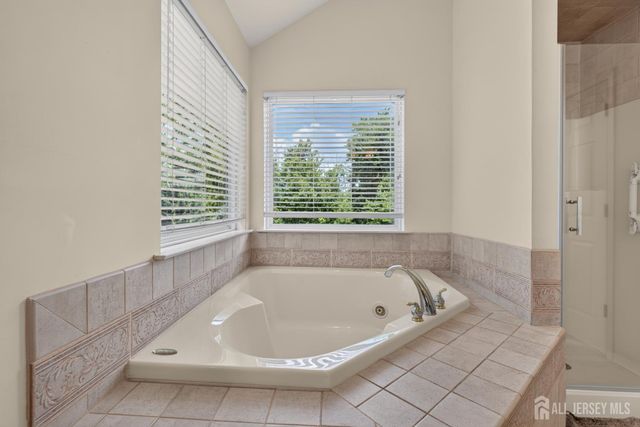 10 Whispering Pines Way, Piscataway, NJ 08854