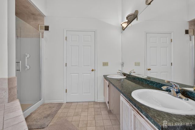 10 Whispering Pines Way, Piscataway, NJ 08854