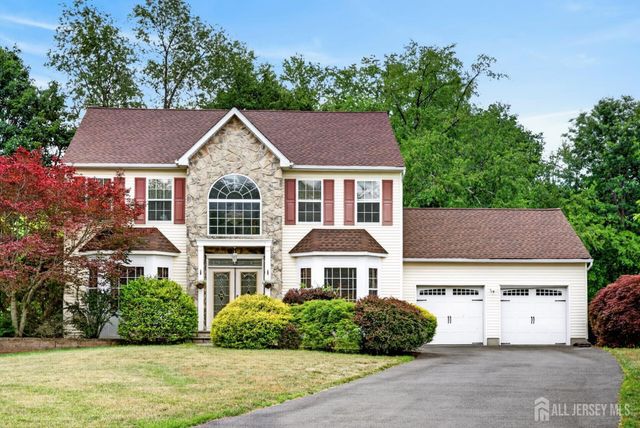 10 Whispering Pines Way, Piscataway, NJ 08854