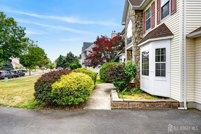 10 Whispering Pines Way, Piscataway, NJ 08854