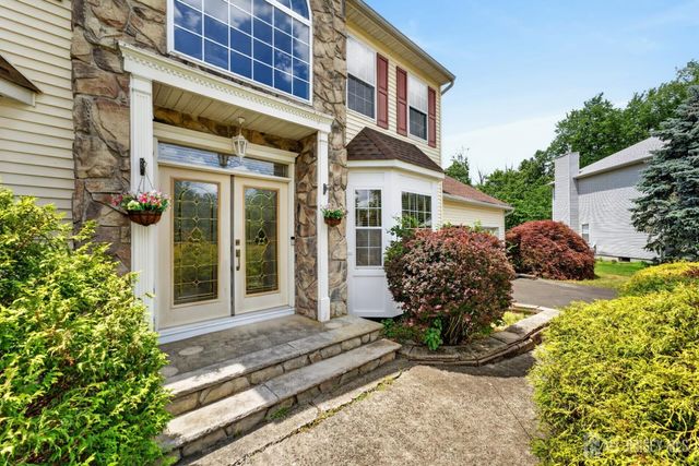 10 Whispering Pines Way, Piscataway, NJ 08854