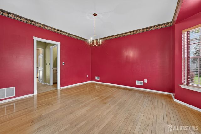 10 Whispering Pines Way, Piscataway, NJ 08854