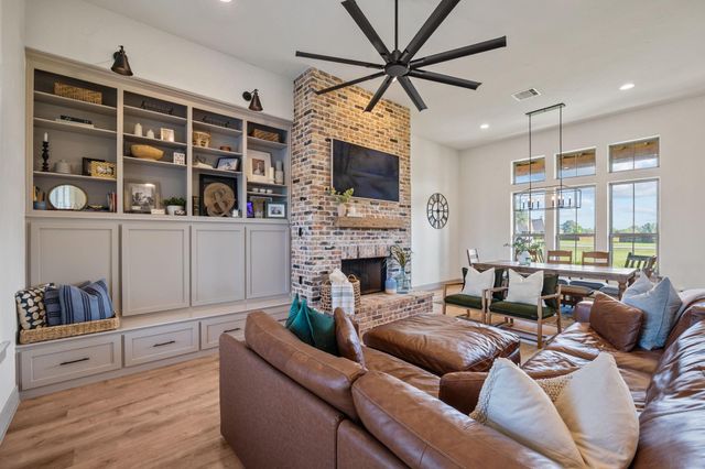 15811 Bayou Oaks Drive, Danbury, TX 77534