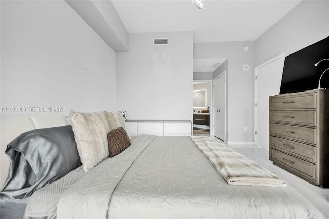 851 NE 1st Ave 806, Miami, FL 33132