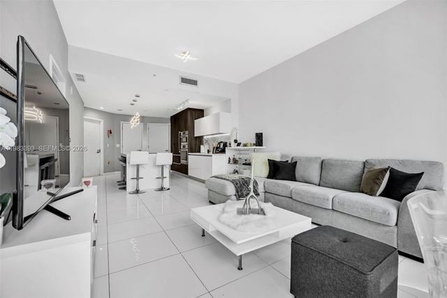 851 NE 1st Ave 806, Miami, FL 33132