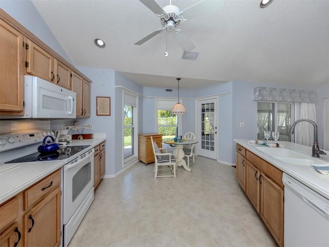264 LAUREL HOLLOW DRIVE 31, Nokomis, FL 34275