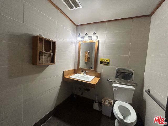 7455 Melrose Avenue, Los Angeles, CA 90046