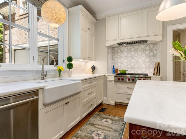 714 Edgehill Road N, Charlotte, NC 28207