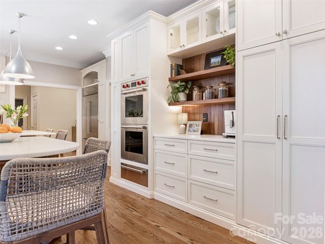 714 Edgehill Road N, Charlotte, NC 28207