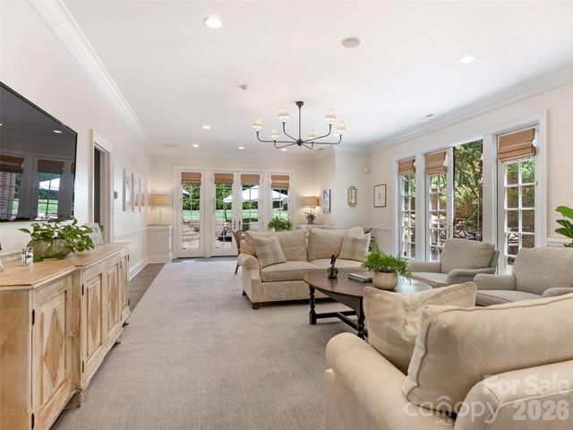 714 Edgehill Road N, Charlotte, NC 28207