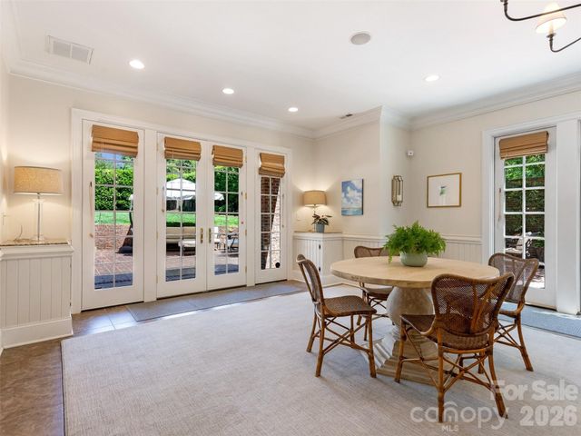 714 Edgehill Road N, Charlotte, NC 28207