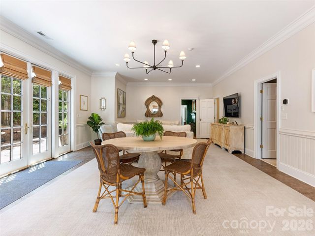 714 Edgehill Road N, Charlotte, NC 28207