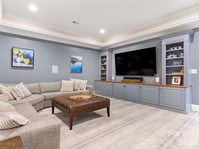 714 Edgehill Road N, Charlotte, NC 28207