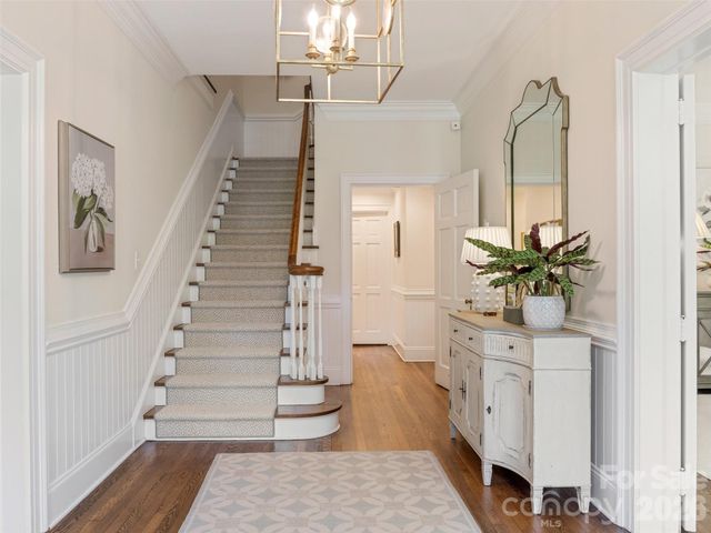 714 Edgehill Road N, Charlotte, NC 28207