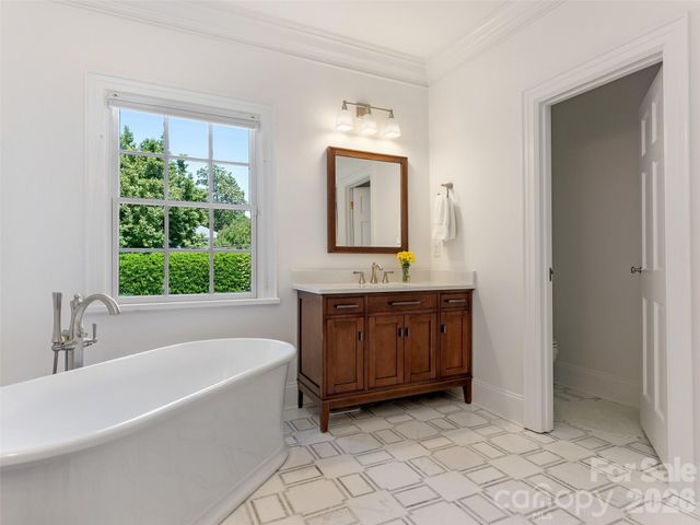 714 Edgehill Road N, Charlotte, NC 28207