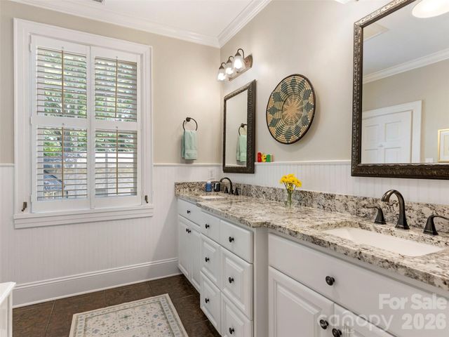 714 Edgehill Road N, Charlotte, NC 28207